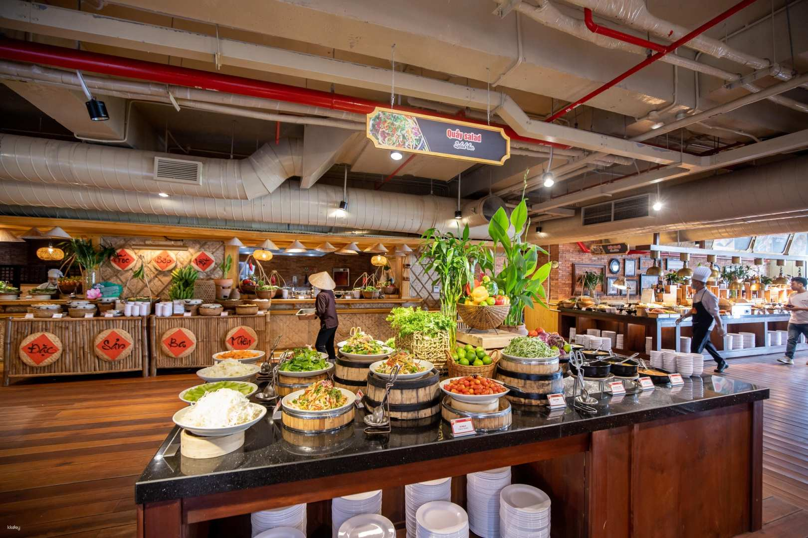 Enjoy the fantastic illuminations of the Golden Bridge and Ba Na Hills with a Japanese-speaking guide (Half-day afternoon tour with ropeway ride and buffet dinner) - Photo 1 of 10