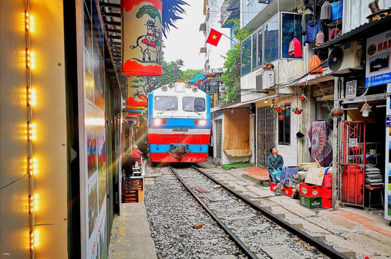 [Japanese-speaking guide] [Hanoi] Ao Dai rental included! Train Street + Mural Art on Phung Hung Street + Tour of Classic Photogenic Spots <Japanese-speaking guide / Half-day morning / Includes Maison Marou ice cream> - Photo 1 of 10
