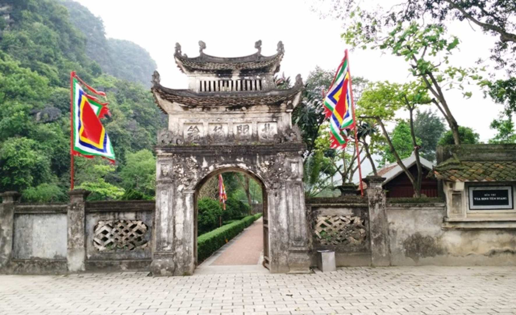 Hoa Lu, Tam Coc Cycling + Mua Cave Day Tour by Limousine Bus (Japanese Guide) - Photo 1 of 6