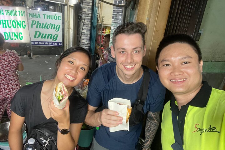 time to enjoy Vietnamese bread ( Banh mi )