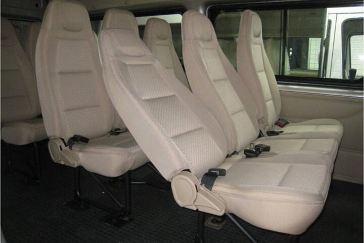 Comfortable seating awaits travelers ensuring a smooth journey from Hoi An to Da Nang where stunning landscapes and unforgettable experiences at Ba Na Hills await. Perfect for sightseeing adventures!