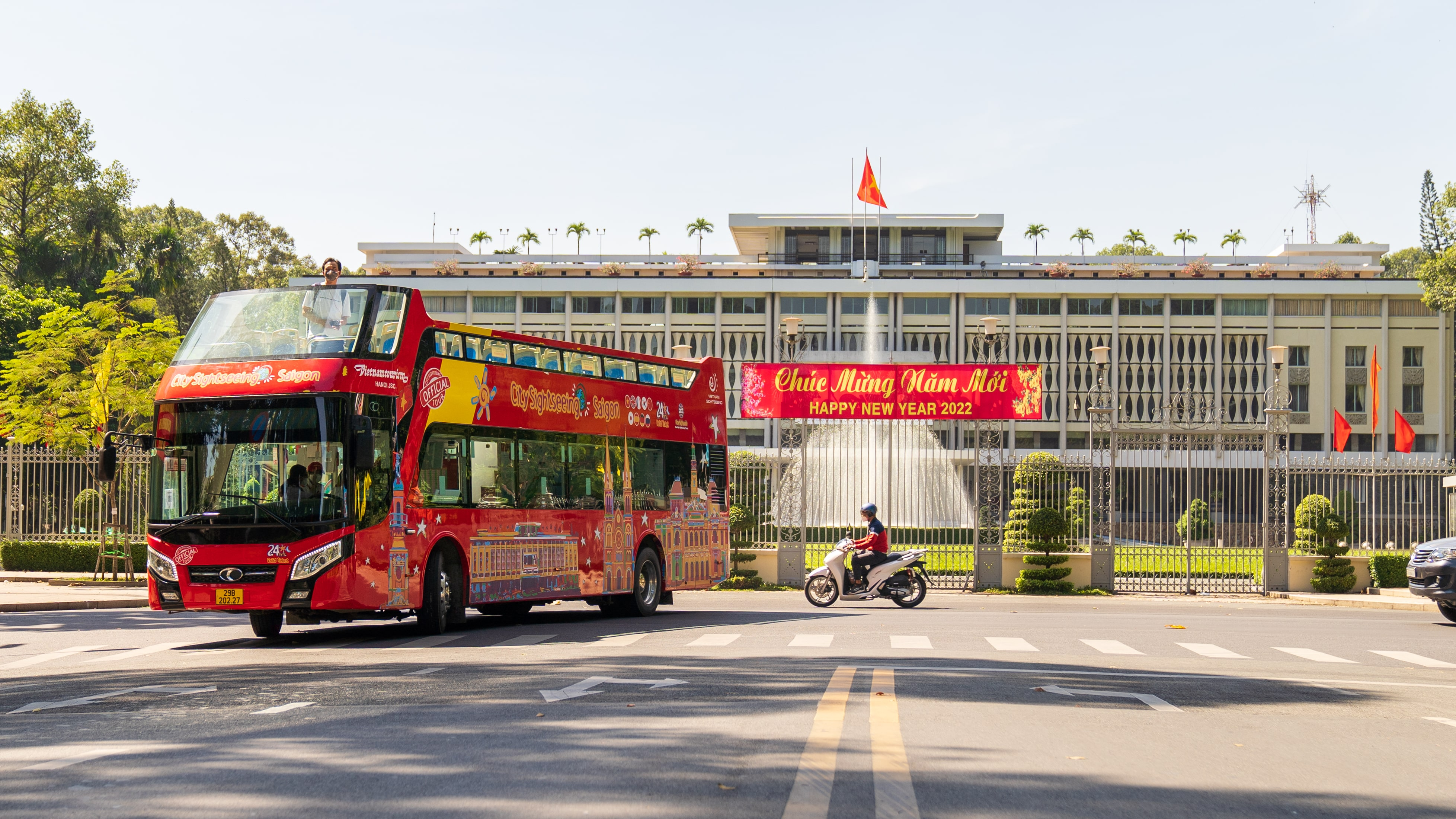 Experience the essence of Hồ Chí Minh City aboard the double-decker bus showcasing iconic landmarks like the Reunification Palace and Notre Dame Cathedral and creating unforgettable memories.