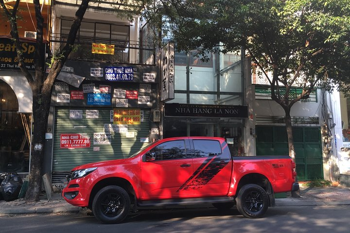 Chevrolet Colorado also has a big 1.5m trunk bedding behind so you can carry alot of your stuff with you. Convenient for long days trip, big heavy grear etc. 
