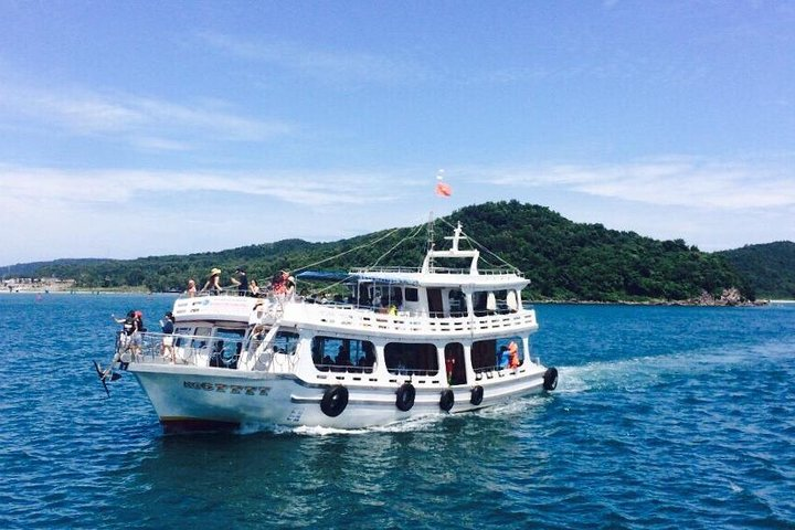 Discovery 3 island by boat  - Photo 1 of 15