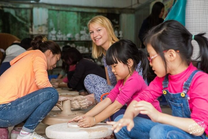 Tourists make pottery themselves with the instructions of our artisans