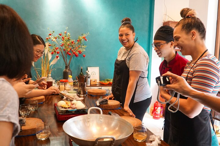 Our guests have a vegan Cooking Class. Each person will be prepared with their own kitchen utensils: set of knives and cutting boards, their own apron to cook dishes following the chef's instructions.